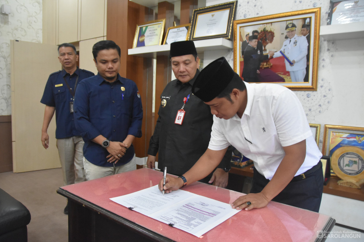 30 April 2024 - Penandatanganan Penyerahan Dana Hibah Penyelenggaraan Pemilihan Pemilihan Bupati Wakil Bupati Di Ruang Kerja Bupati Sarolangun