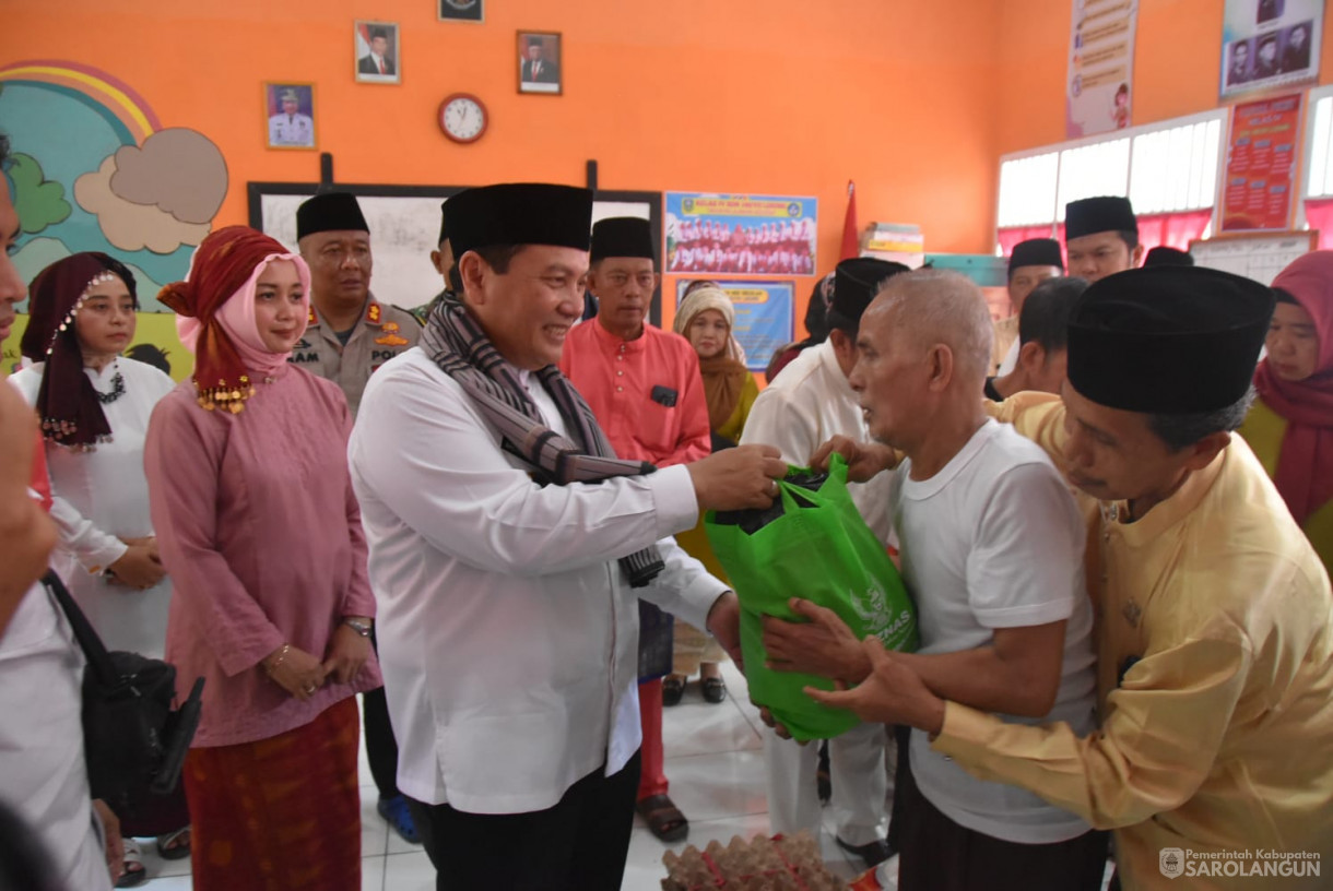 11 Oktober 2023 - Penjabat Bupati Sarolangun Beserta Forkopimda&nbsp; Memberikan Bantuan Sosial Berupa Sembako di SD 140 Desa Lidung