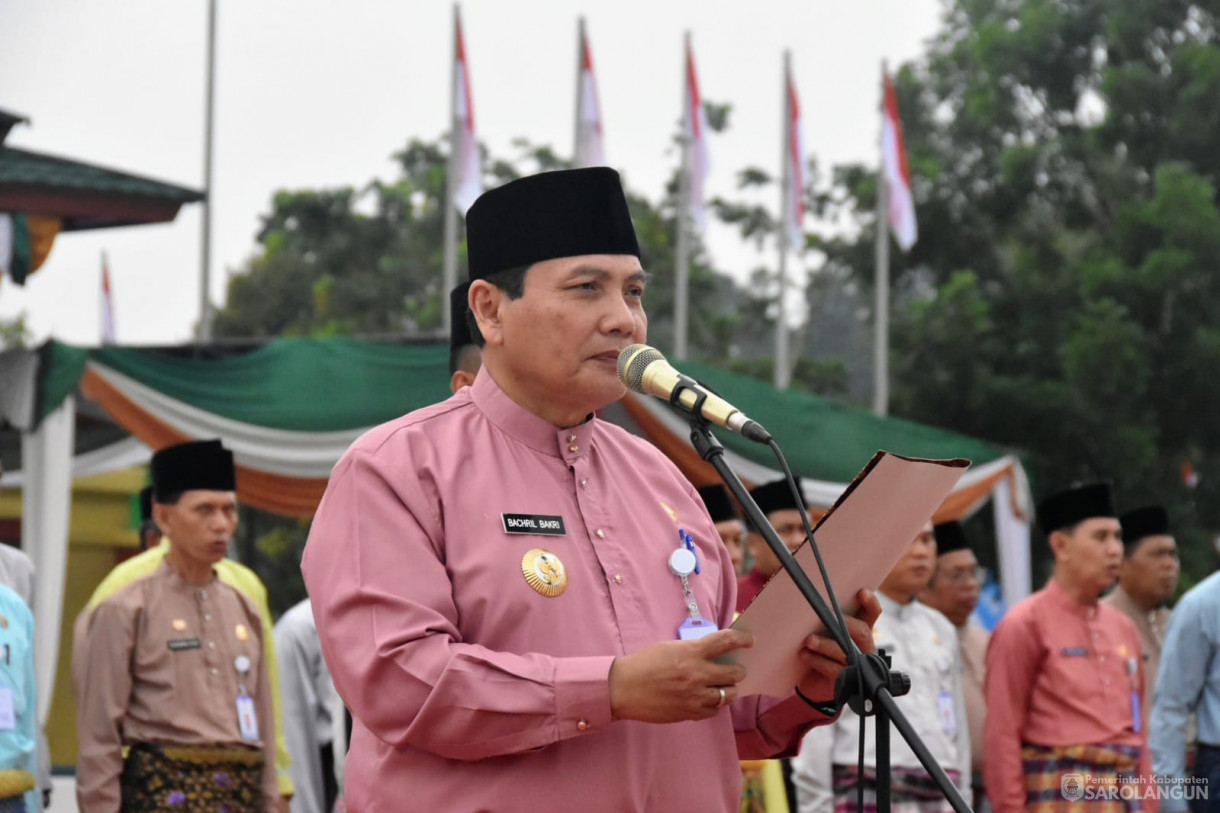 21 Agustus 2023 - Penjabat bupati Sarolangun Dr. Ir. Bachril Bakri, M.App, Sc Memimpin Apel Gabungan, Dilanjutkan Penandatanganan Pasti Integritas ASN dan Penyerahan Hadiah Lomba Peringatan HUT RI ke 78 di Lapangan Gunung Kembang Sarolangun