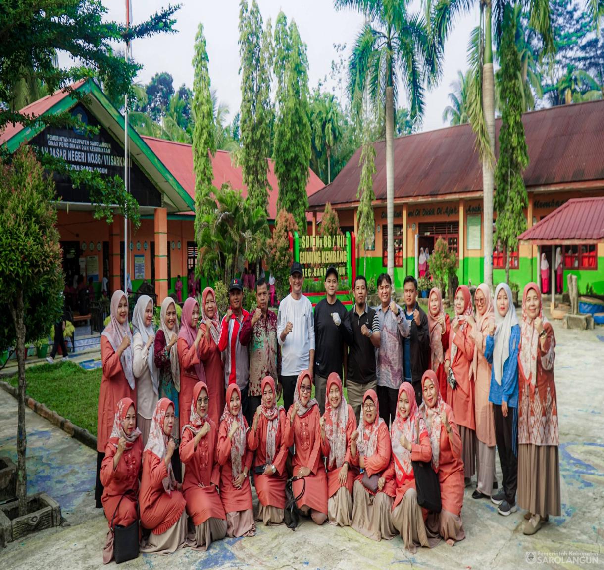 5 Juni 2026 Bupati Sarolangun, Wakil Bupati Sarolangun, Sekretaris Daerah Kabupaten Sarolangun Melaksanakan Gotong Royong Berbakti Maju dari Masjid Jami Attaufiq, Kantor Lurah Gunung Kembang