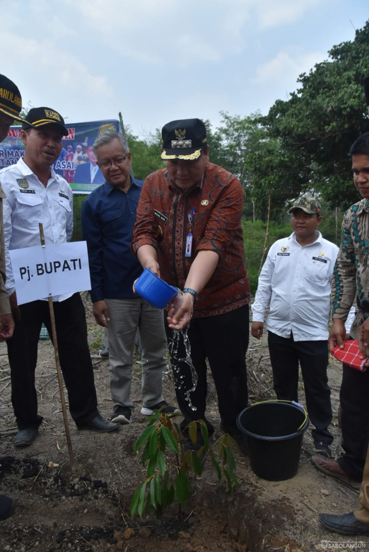 Penanaman Bibit Buah-Buahan di Desa Muaro Cuban Kecamatan Batang Asai