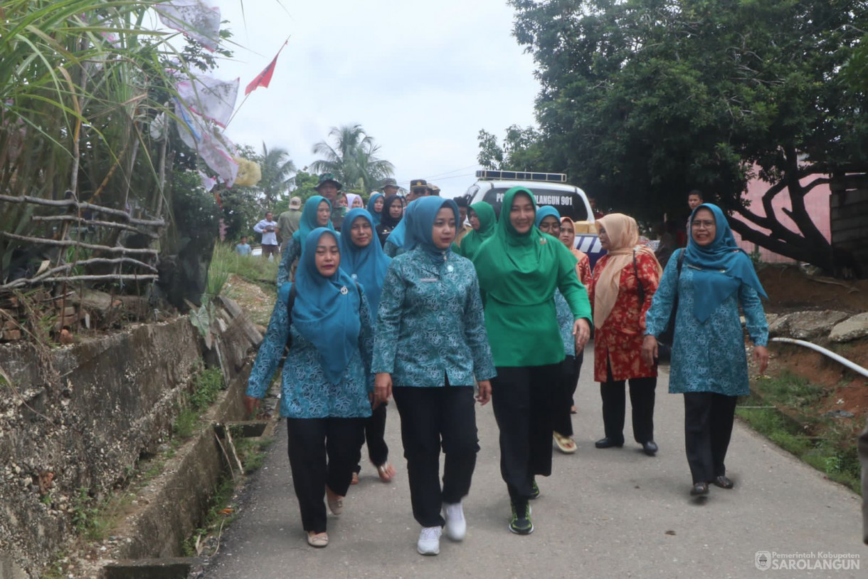 15 Januari 2024 -&nbsp;&nbsp;Ibu Penjabat Bupati Sarolangun selaku Ketua TP PKK dan GOW Kab.Sarolangun Meninjau 5 Kecamatan Korban Banjir di Kab.Sarolangun