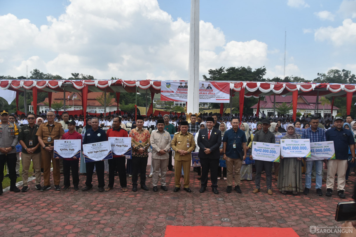 23 Juli 2024 - Pengukuhan Dan Penyerahan SK Perpanjangan Kepala Desa Dan BPD SeKabupaten Sarolangun Dan Launching Pembagian 10 Juta Bendera Merah Putih Dalam Rangka Hut Republik Indonesia Ke 79 Tahun 2024 Bertempat di Lapangan Gunung Kembang Sarolangun