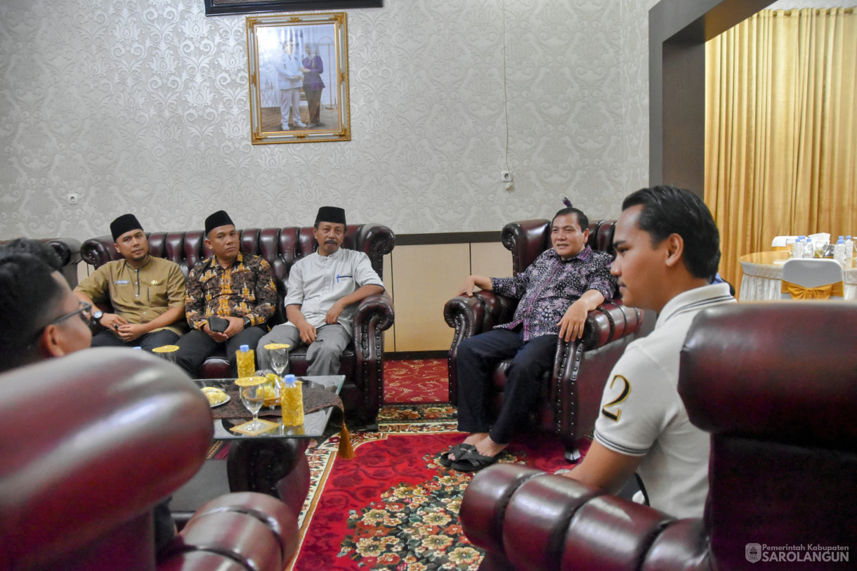 24 November 2023 - Penjabat Bupati Sarolangun Makan Malam Bersama Tim Guru GASING di Rumah Dinas Bupati Sarolangun