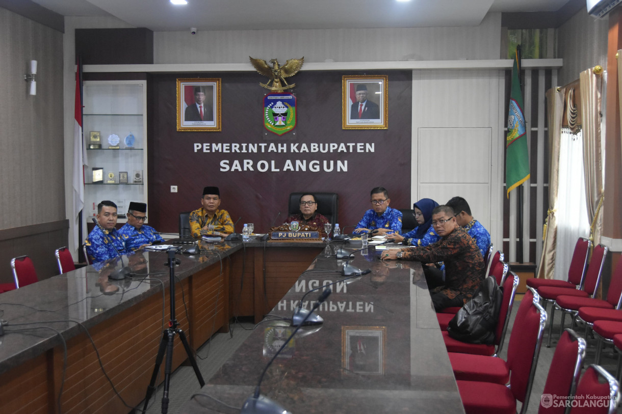 17 November 2023 - Penjabat Bupati Sarolangun Mengikuti Zoom Meeting Rakor PJ Kepala Daerah di Ruang Pola Utama Kantor Bupati Sarolangun