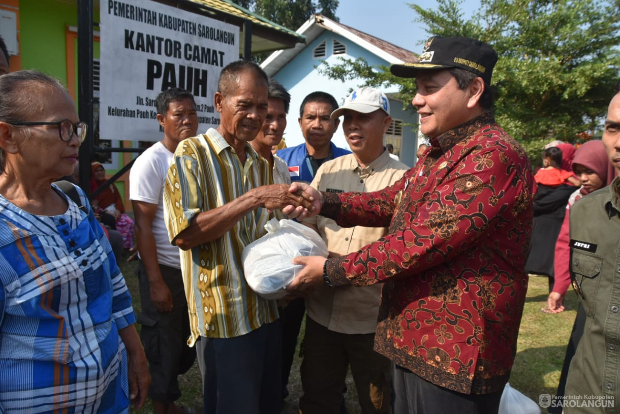 15 September 2023 - Penjabat Bupati Sarolangun Menghadiri Operasi Pasar Sembako Bersubsidi Dalam Rangka Pengendalian Inflasi Daerah dan Pengentasan Kemiskinan di Kantor Camat Pauh