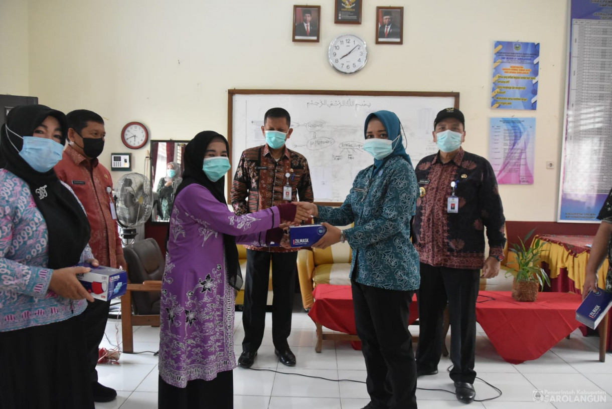 2 Oktober 2023 - Penjabat Bupati Sarolangun Bersama Ibu Ketua TP PKK Melakukan Pembagian Masker Gratis Kepada Siswa SMPN 1 Sarolangun