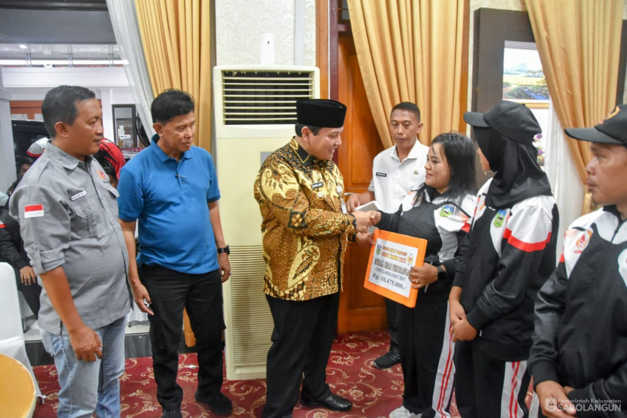 29 November 2023 - Penyerahan Dana Pembinaan Secara Simbolis Kepada Atlit Berprestasi Dan Pelatih Pasca Pekan Olahraga Provinsi Jambi XXIII Tahun 2023 Di Rumah Dinas Bupati Sarolangun