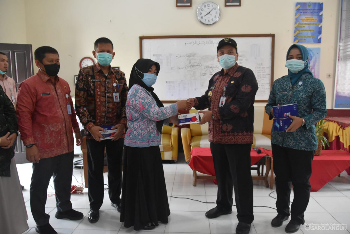 2 Oktober 2023 - Penjabat Bupati Sarolangun Bersama Ibu Ketua TP PKK Melakukan Pembagian Masker Gratis Kepada Siswa SMPN 1 Sarolangun