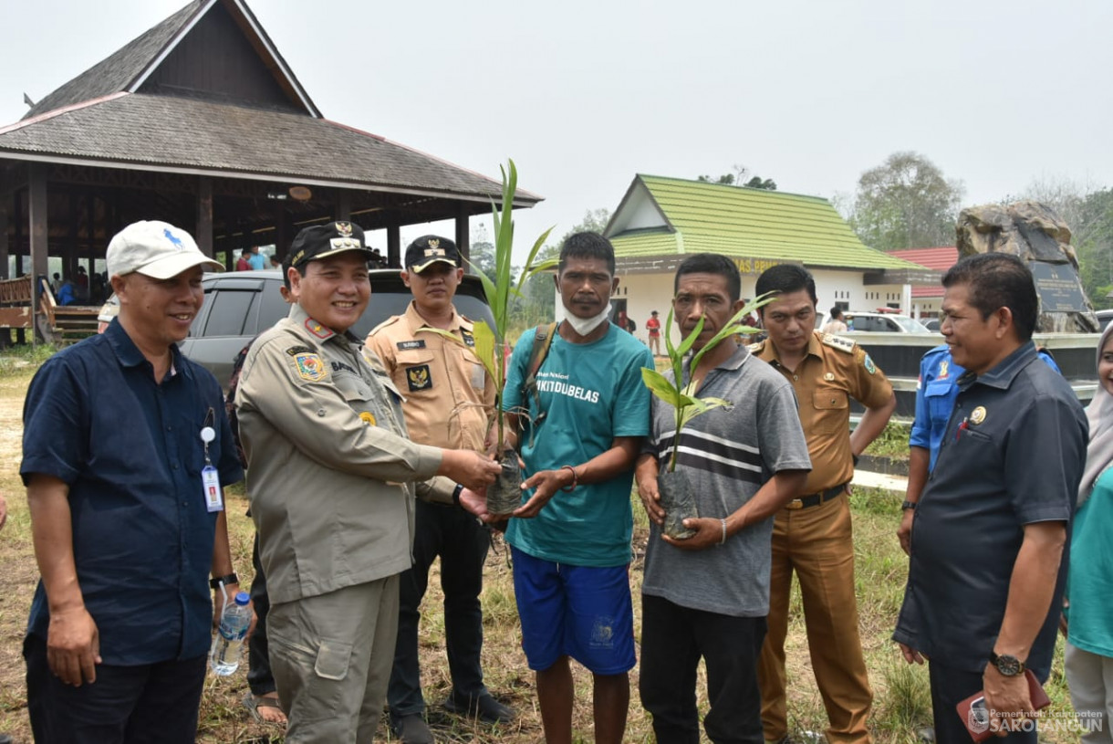 6 Oktober 2023 - Penjabat Bupati Sarolangun Melakukan Penanaman Bibit Pohon Pinang Betara Sebanyak 200 Batang Untuk Warga SAD di Desa Lubuk Jering Kecamatan Air Hitam