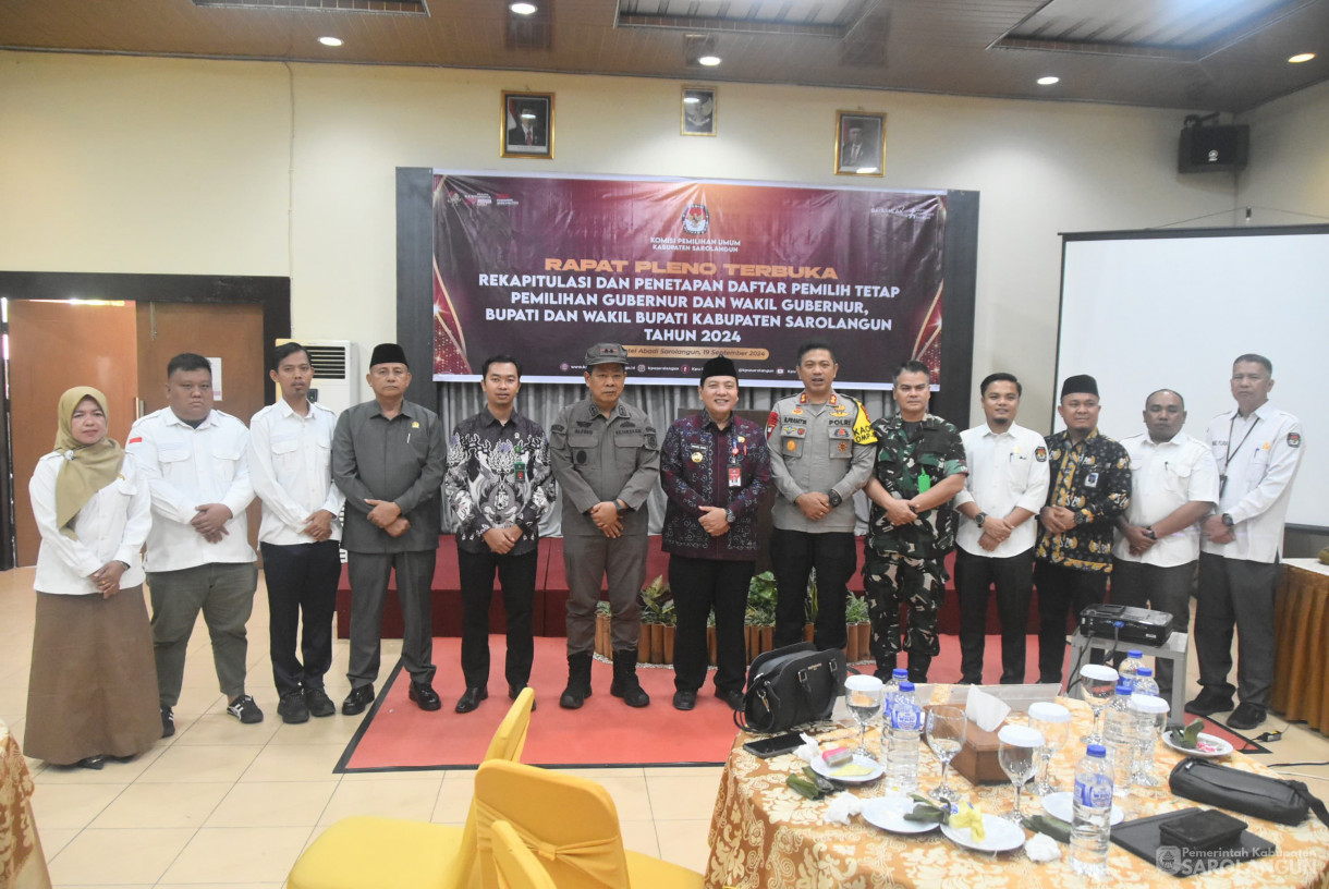 19 September 2024 - Rapat Pleno Terbuka Rekapitulasi Dan Penetapan Daftar Pemilih Tetap Pemilihan Gubernur Dan Wakil Gubernur, Bupati Dan Wakil Bupati Kabupaten Sarolangun, Bertempat di Aula Abadi Hotel Sarolangun