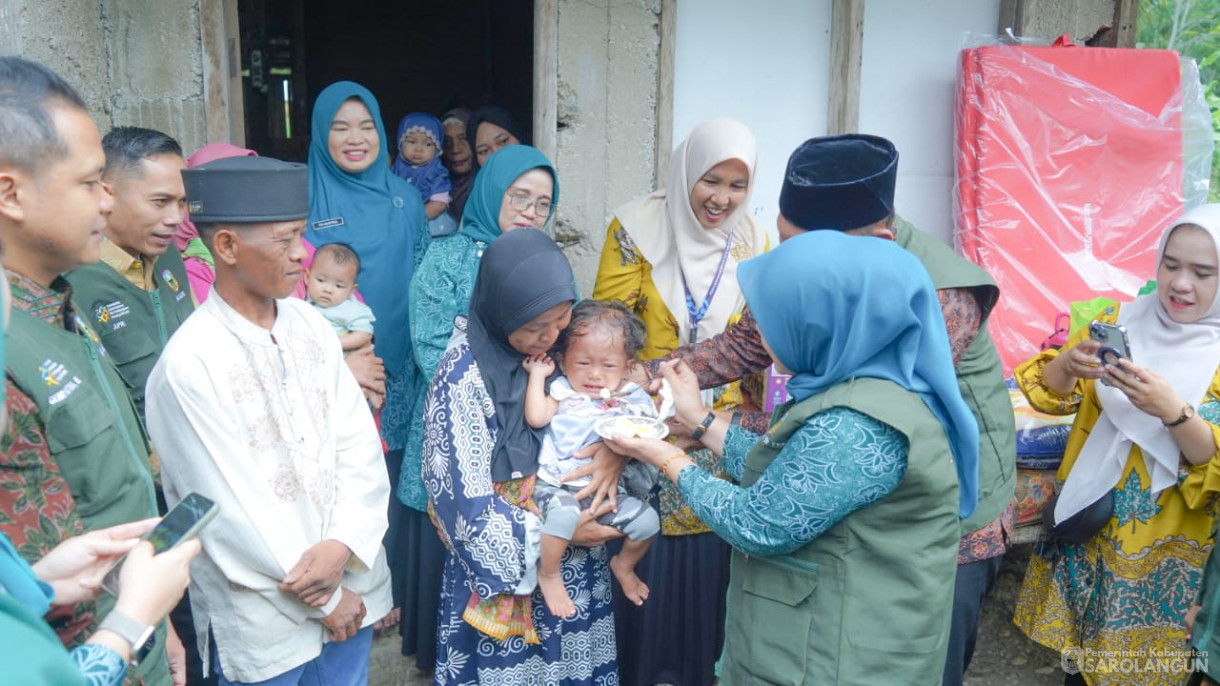 Mengunjungi Rumah Warga Resiko Stunting Sekaligus Memberikan Air Susu dan Menyuap Telur Rebus Kepada Warga yang Beresiko Stunting, Memberikan Bantuan Genting Berbakti Maju