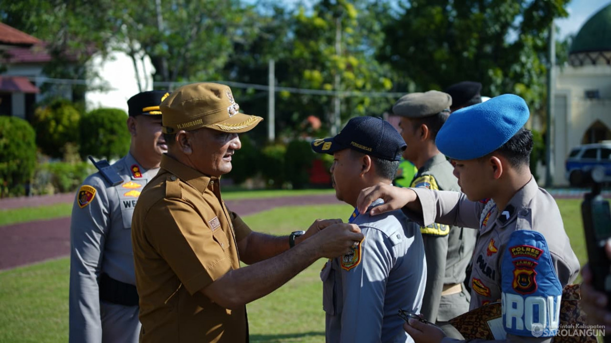 Apel Gelar Pasukan Dalam Rangka Operasi Lilin Tahun 2025 Sekaligus Memberikan Penghargaan dari Bapak Bupati Kepada 4 Pejabat Polres Sarolangun