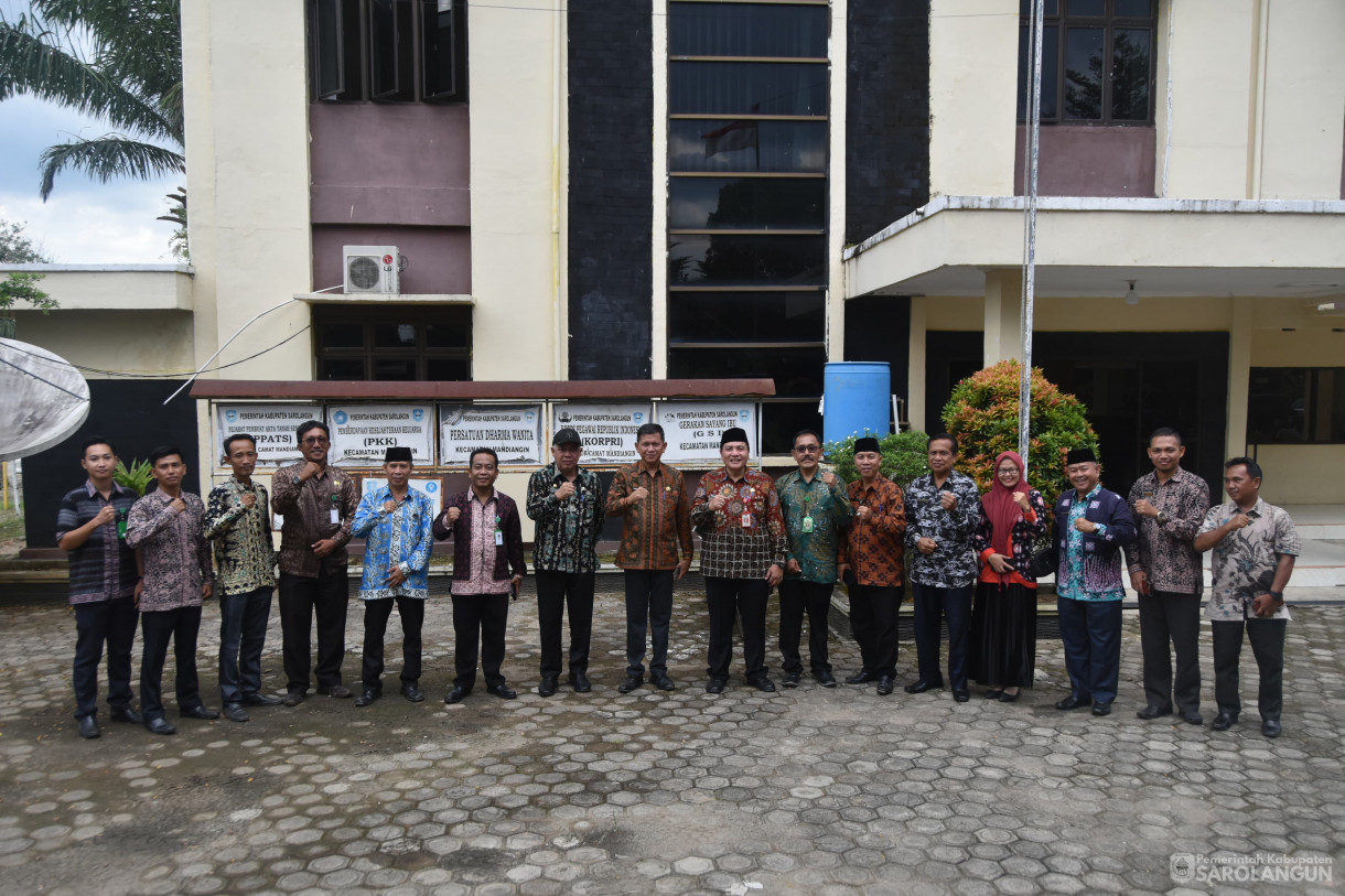 18 April 2024 - Penyerahan Bantuan Sosial Kemiskinan Ekstrim Di Kantor Camat Mandiangin