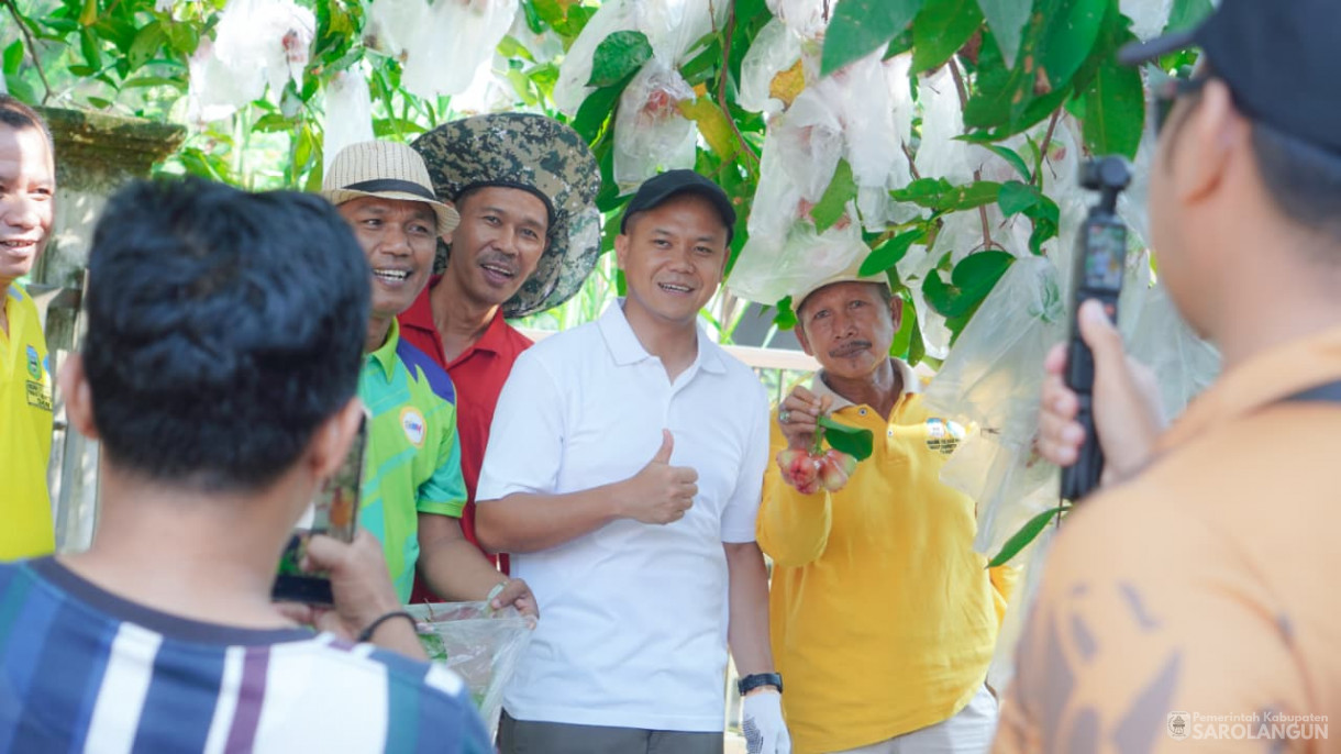 10 Oktober 2025 Wakil Bupati Sarolangun Gotong Royong Bersama Masyarakat