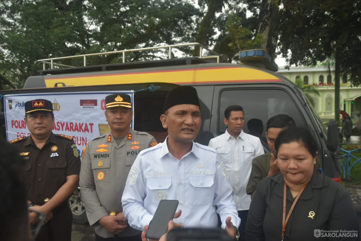 13 Agustus 2025 - Pembagian Bendera Merah Putih Kepada Masyarakat Dalam Rangka HUT RI Ke 80 di Depan Bank Jambi