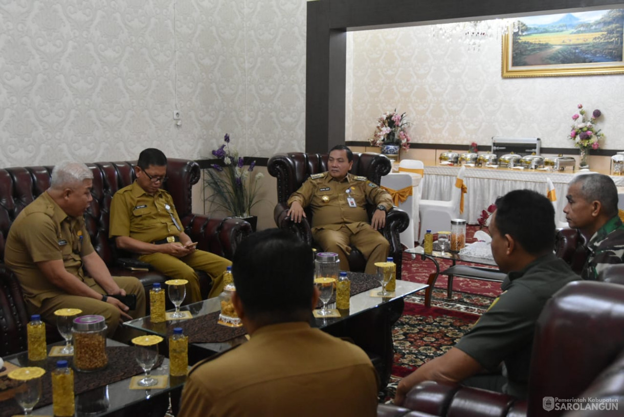 24 Oktober 2023 - Penjabat Bupati Sarolangun Menandatangani Kesepakatan Bersama Antara Pemerintah Kabupaten Sarolangun Dengan Topografi Angkatan Darat Kodam II Sriwijaya Palembang Di Rumah Dinas Bupati Sarolangun