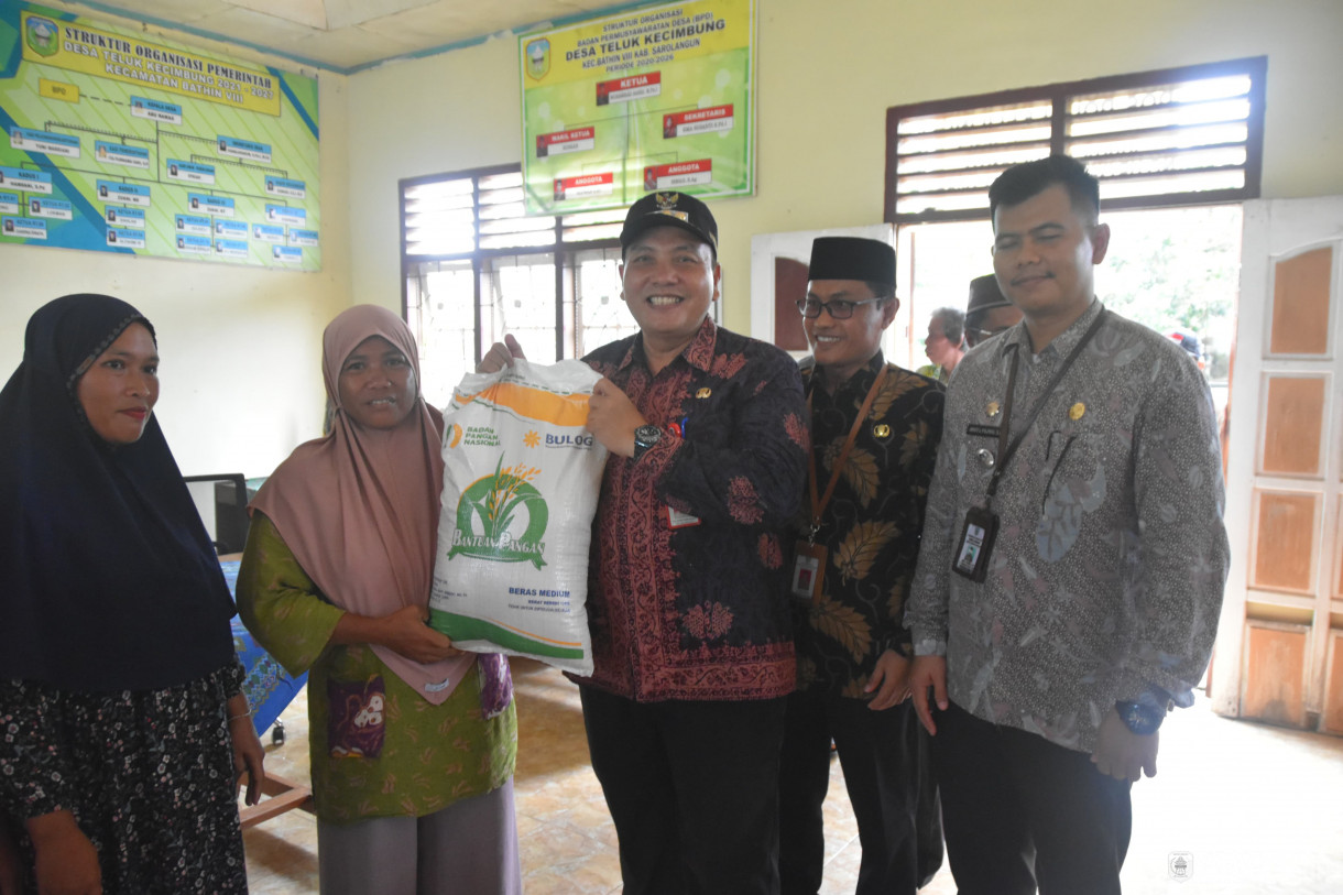 1 Februari 2024 - Penyerahan Bantuan Pasca Banjir Di Kantor Desa Teluk Kecimbung Kecamatan Bathin VIII