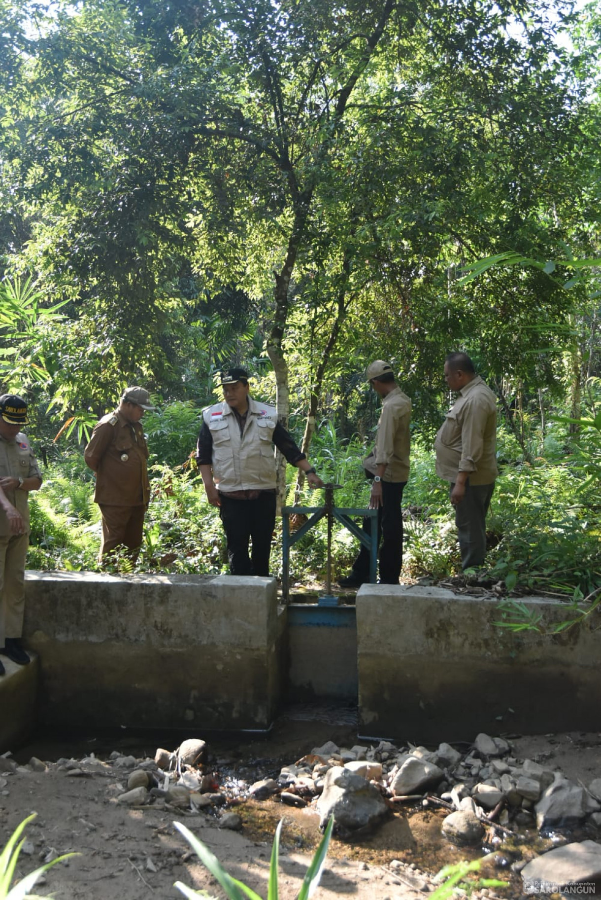 21 Oktober 2023 - Penjabat Bupati Sarolangun Meninjau Saluran Irigasi di Kecamatan Batang Asai