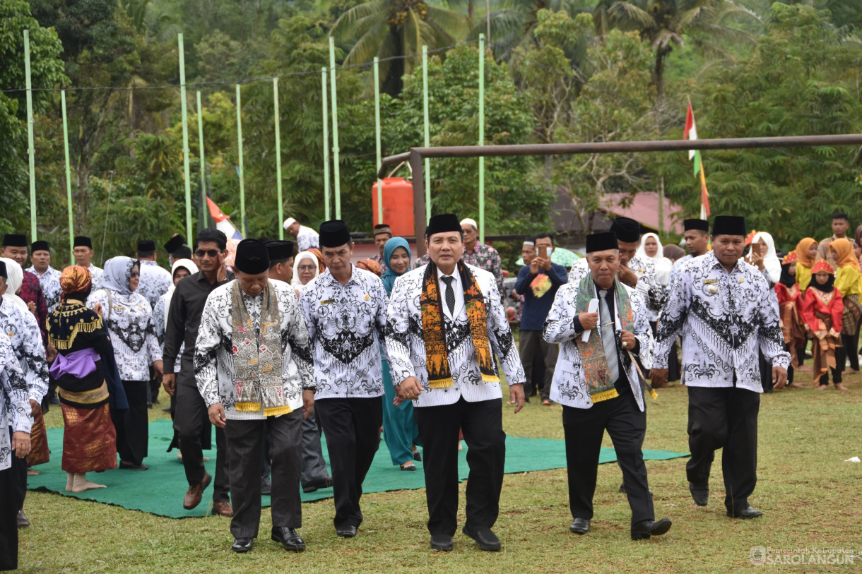 25 November 2023-Upacara Memperingati HUT PGRI KE 78 Dan Hari Guru Nasional, (Transformasi Guru Wujudkan Indonesia Maju) Dilapangan Tengku Bujang Desa Sungai Baung Kec. Batang Asai Sarolangun