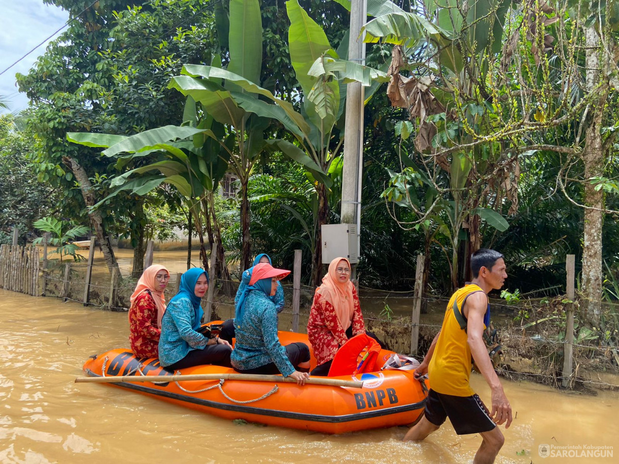 13 Januari 2024 - Ibu Penjabat Bupati Sarolangun selaku Ketua TP PKK beserta rombongan meninjau korban banjir di Kecamatan Sarolangun