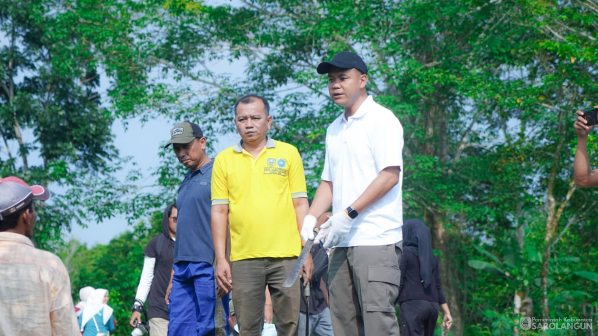 10 Oktober 2025 Wakil Bupati Sarolangun Gotong Royong Bersama Masyarakat
