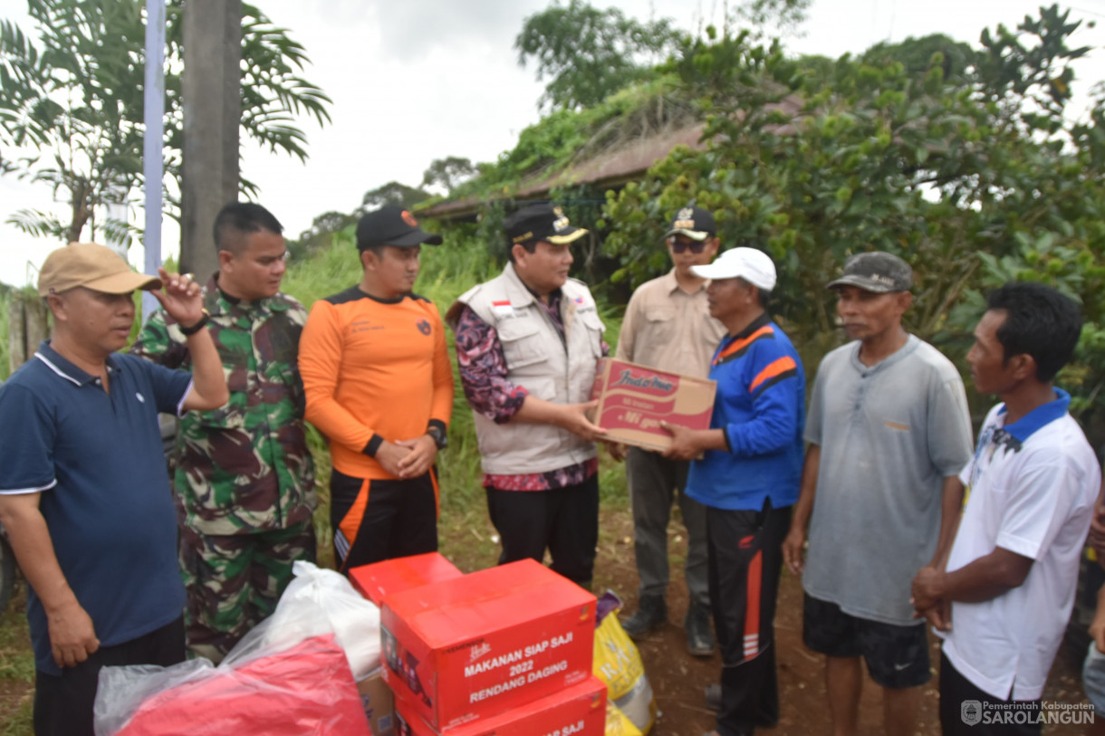 12 Januari 2024 - Meninjau Lokasi Terdampak Banjir Di Desa Teluk Kecimbung Dan Memberikan Bantuan Di Kecamatan Bathin VIII