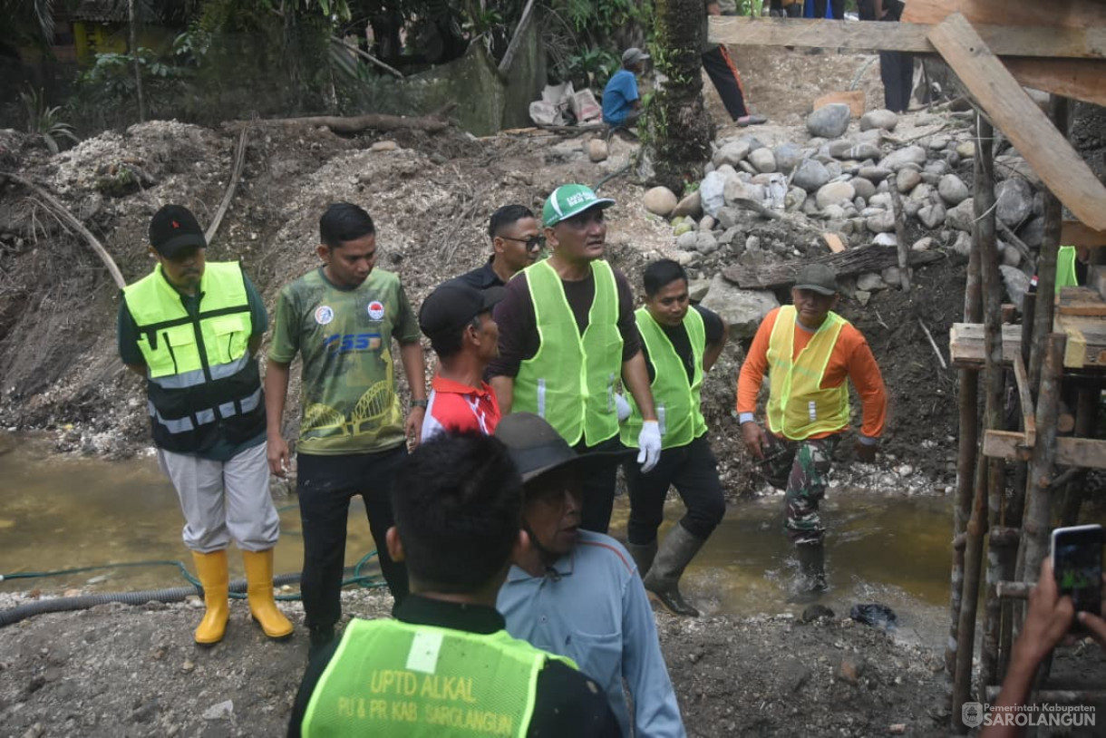 30 November 2025&nbsp; Gotong Royong Membangun Infrastruktur Bersama Masyarakat Desa Sungai Merah Kecamatan Pelawan