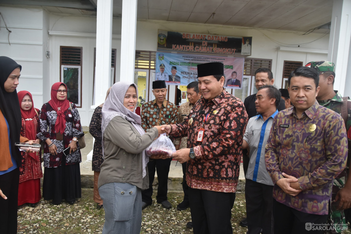 13 Juni 2024 - Gerakan Pasar Murah Daging Kerbau Sapi Ayam Dalam Rangka Menjaga Stabilitas Harga Daging Menyambut Hari Raya Idul Adha Di Kantor Camat Singkut