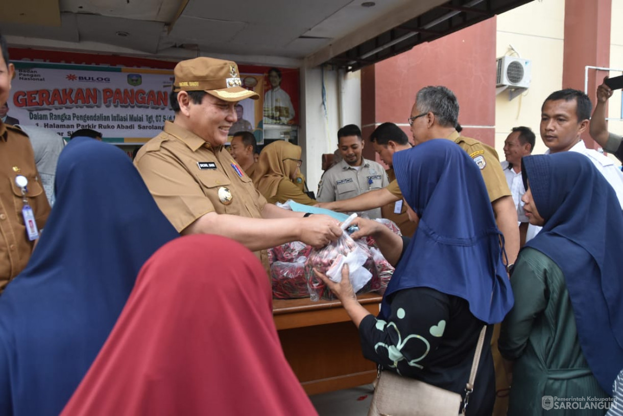 7 November 2023 - Penjabat Bupati Sarolangun Menghadiri Operasi Pasar Sembako Murah Di Ceria Toserba Sarolangun