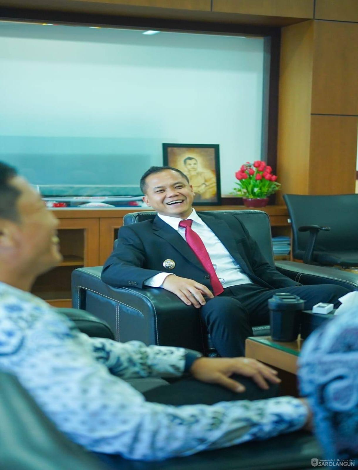 20 Mei 2026 Pertemuan Konsultasi dan Koordinasi DPRD Kabupaten Lebong dengan Wakil Bupati Kabupaten Sarolangun tentang Sinergitas dalam Pengawasan Program Pemerintah Daerah di Ruang Kerja Wakil Bupati Sarolangun.