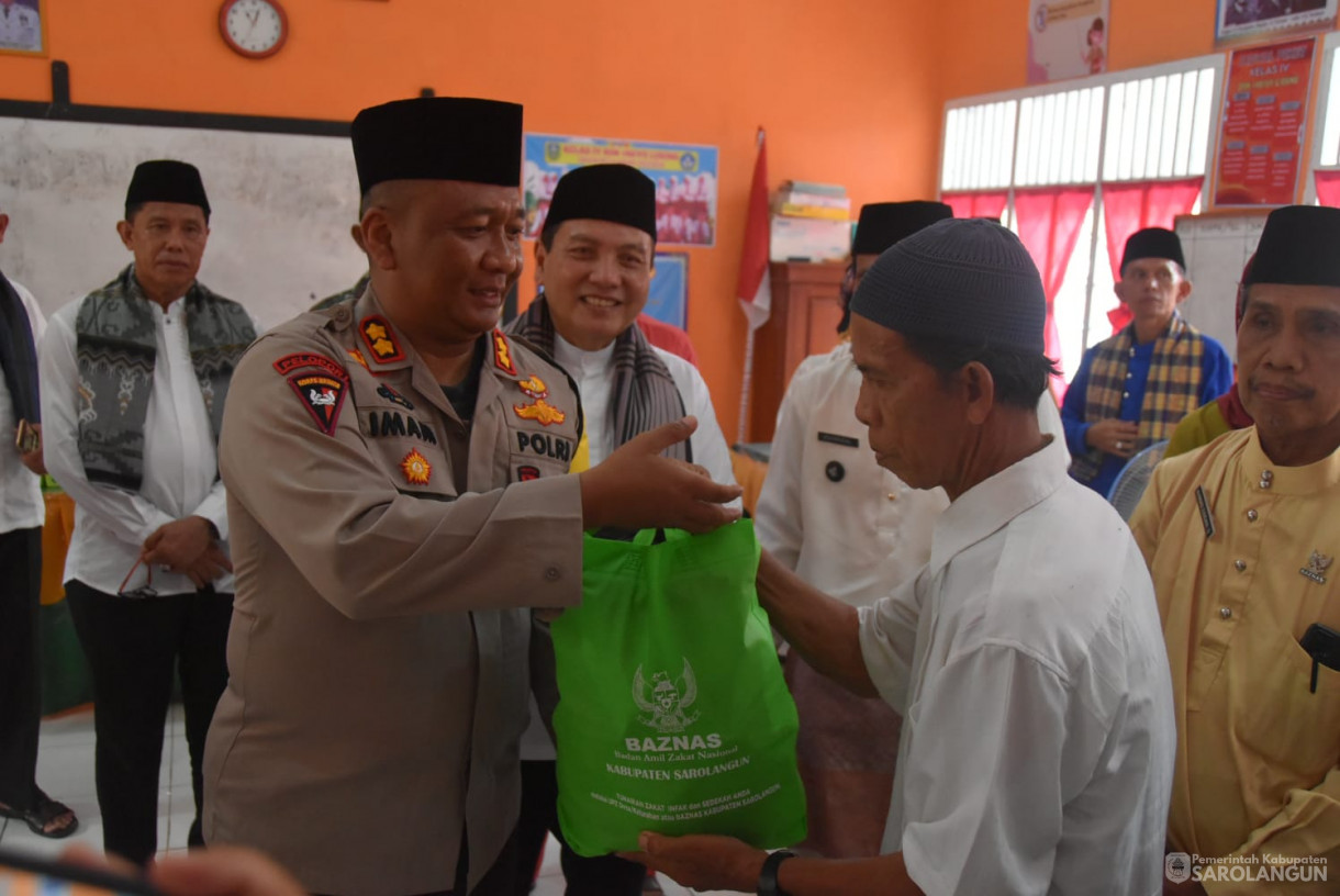 11 Oktober 2023 - Penjabat Bupati Sarolangun Beserta Forkopimda&nbsp; Memberikan Bantuan Sosial Berupa Sembako di SD 140 Desa Lidung