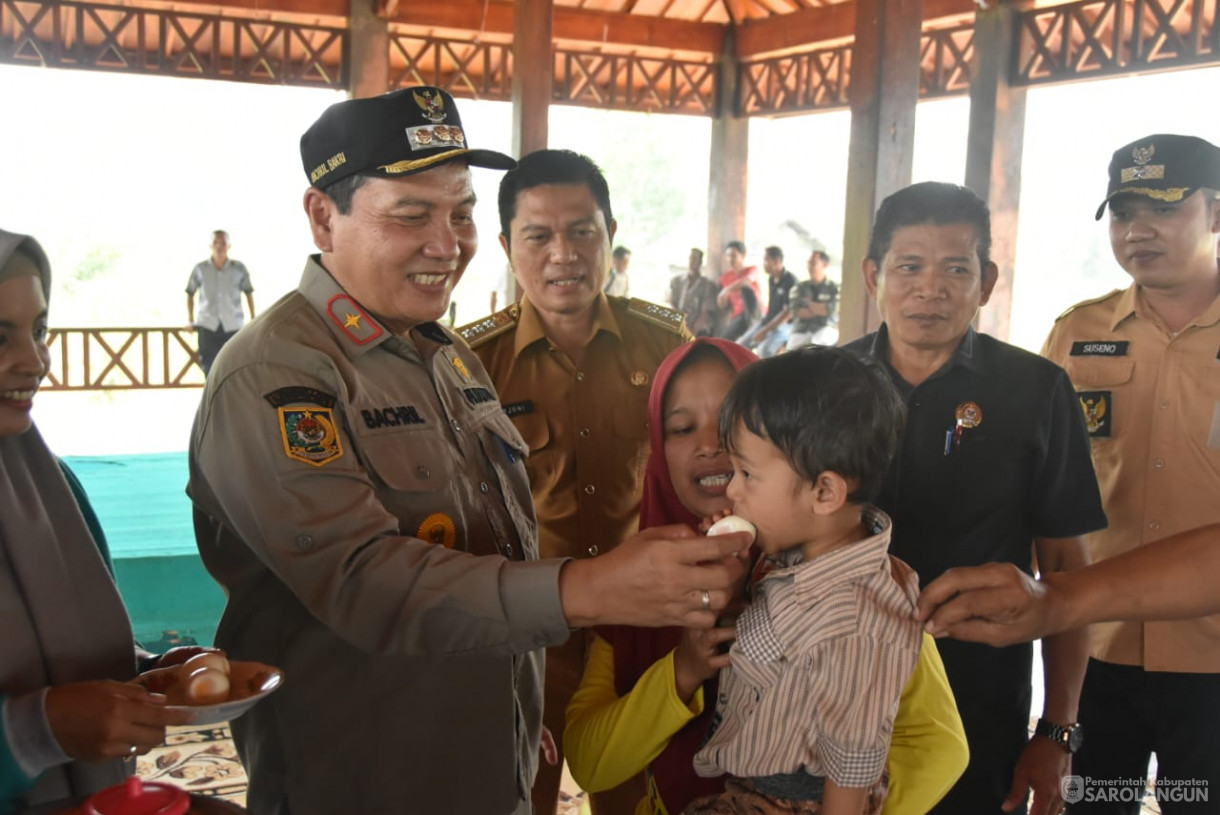 6 Oktober 2023 - Penjabat Bupati Sarolangun Melakukan Pemberian Bantuan Anak Balita Stunting , Pemberian Mesin Jahit dan BKB Kit, dan Penyerahan Bantuan Sosial Untuk Warga SAD di Kampung Madani SAD Desa Lubuk Jering