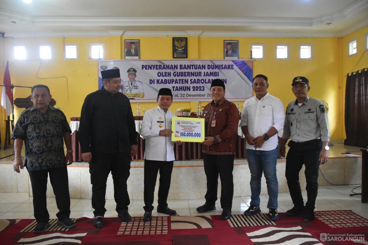 22 Desember 2023 – Penyerahan Bantuan Dumisake Oleh Gubernur Jambi Di Kabupaten Sarolangun Tahun 2023 Di Kantor Camat Sarolangun