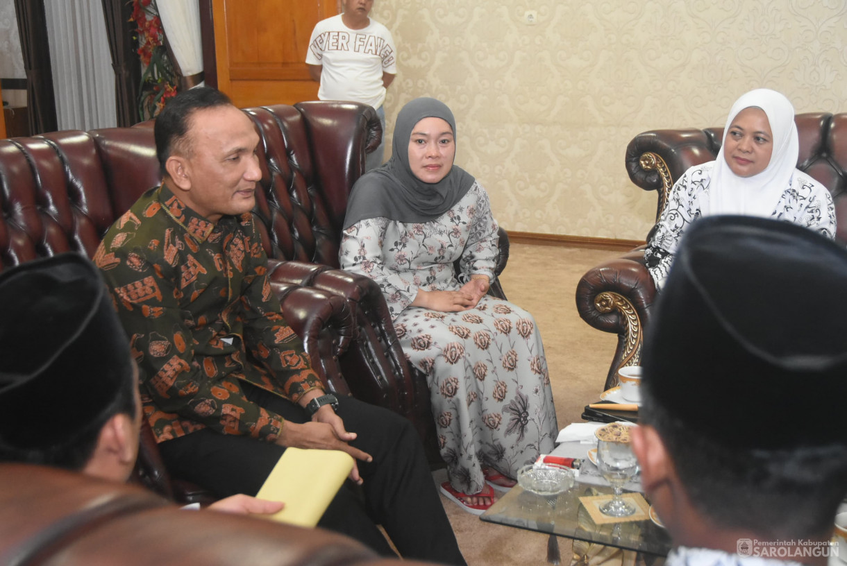 24 Juli 2025- Silaturahmi Dengan Pengurus PGRI&nbsp; di Rumah Dinas Bupati Sarolangun