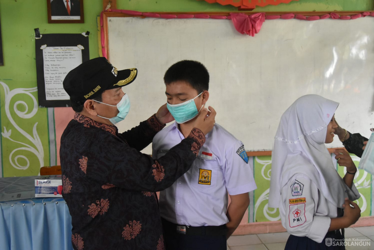 2 Oktober 2023 - Penjabat Bupati Sarolangun Bersama Ibu Ketua TP PKK Melakukan Pembagian Masker Gratis Kepada Siswa SMPN 1 Sarolangun