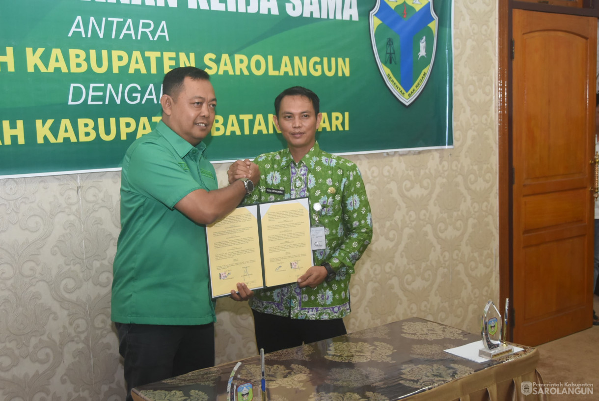 8 Agustu 2025 - Penandatanganan Kerjasama Antara Pemerintah Kabupaten Sarolangun dengan Pemerintah Kabupaten Batanghari di Rumah Dinas Bupati Sarolangun