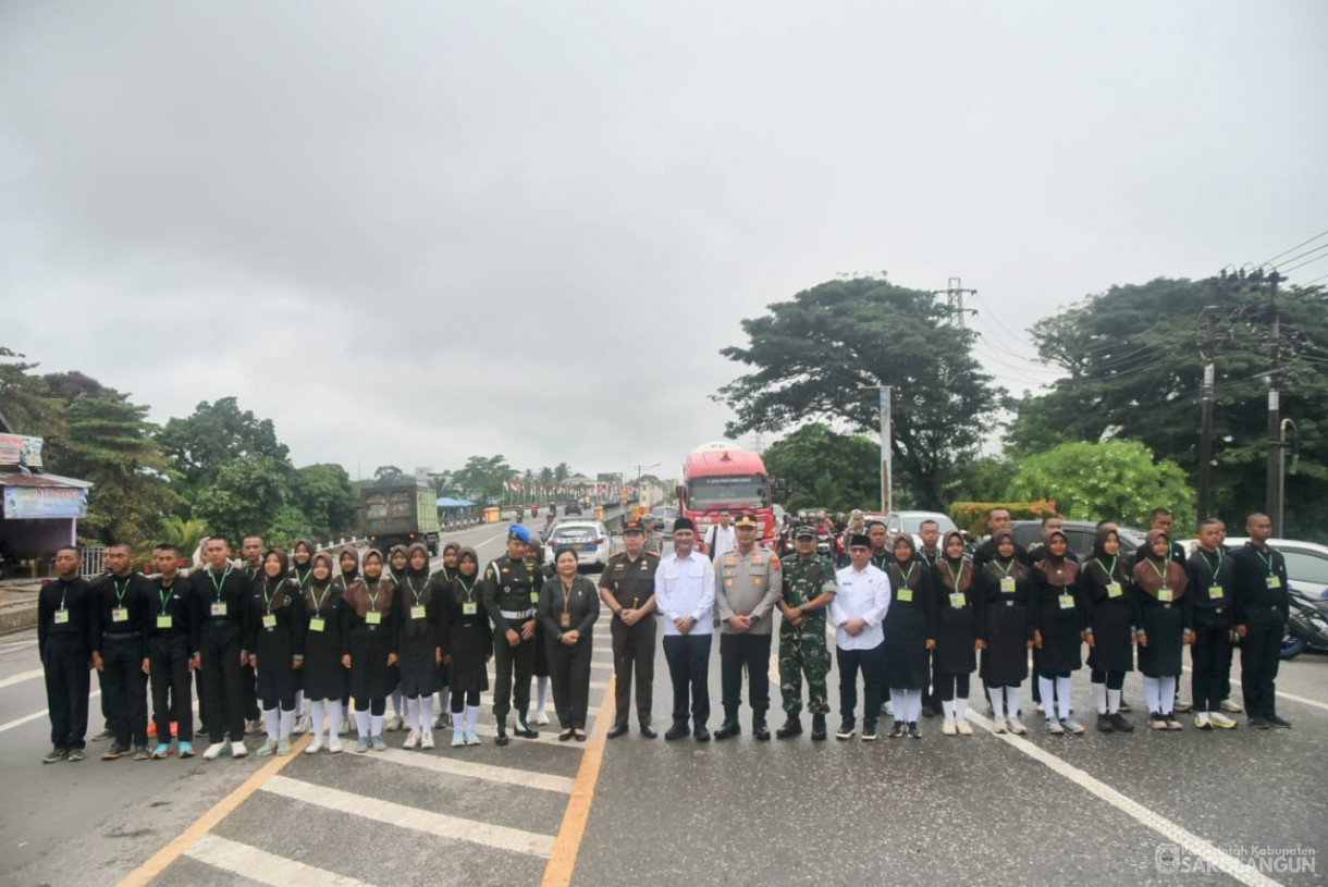 13 Agustus 2025 - Pembagian Bendera Merah Putih Kepada Masyarakat Dalam Rangka HUT RI Ke 80 di Depan Bank Jambi
