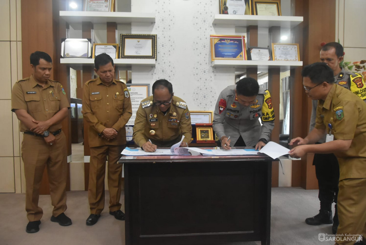 25 November 2024 - Penyerahan Hibah Kendaraan Dinas Kepada Polres Sarolangun, Bertempat di Ruang Kerja Bupati Sarolangun