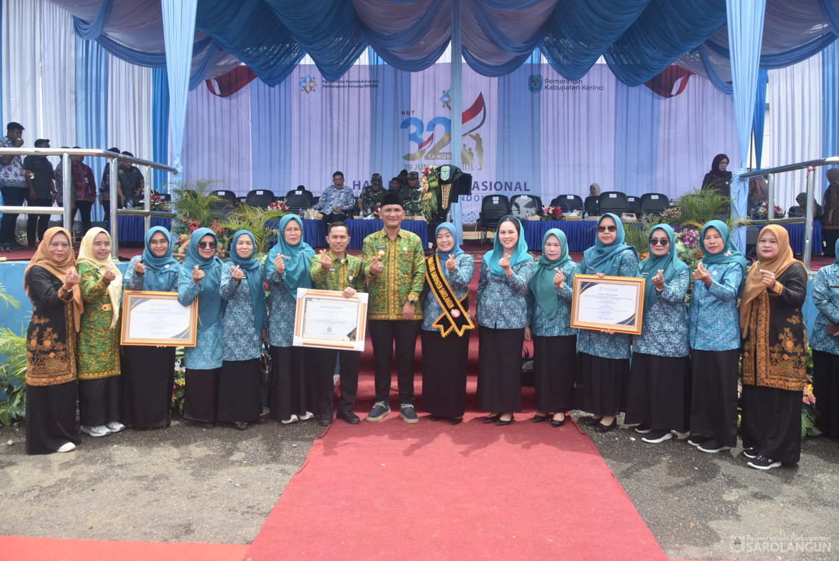 31 Juli 2025 - Peringatan Puncak Hari Keluarga Nasional Ke 32 Tingkat Provinsi Jambi Sekaligus Pengukuhan AyahBunda Genre Provinsi dan Kabupaten Kota di Halaman Kantor Bupati Kerinci