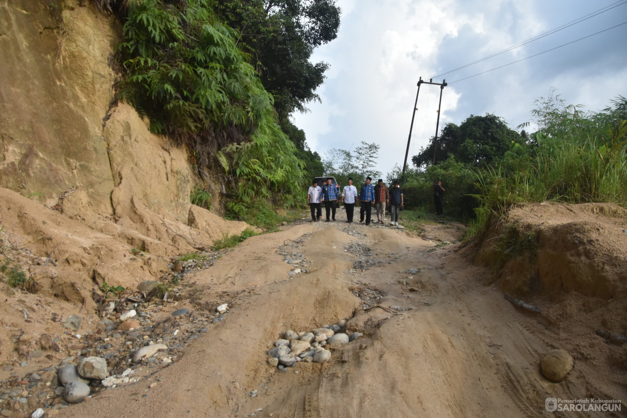 17 April 2024 - Meninjau Jalan Di Desa Raden Anom Kecamatan Batang Asai