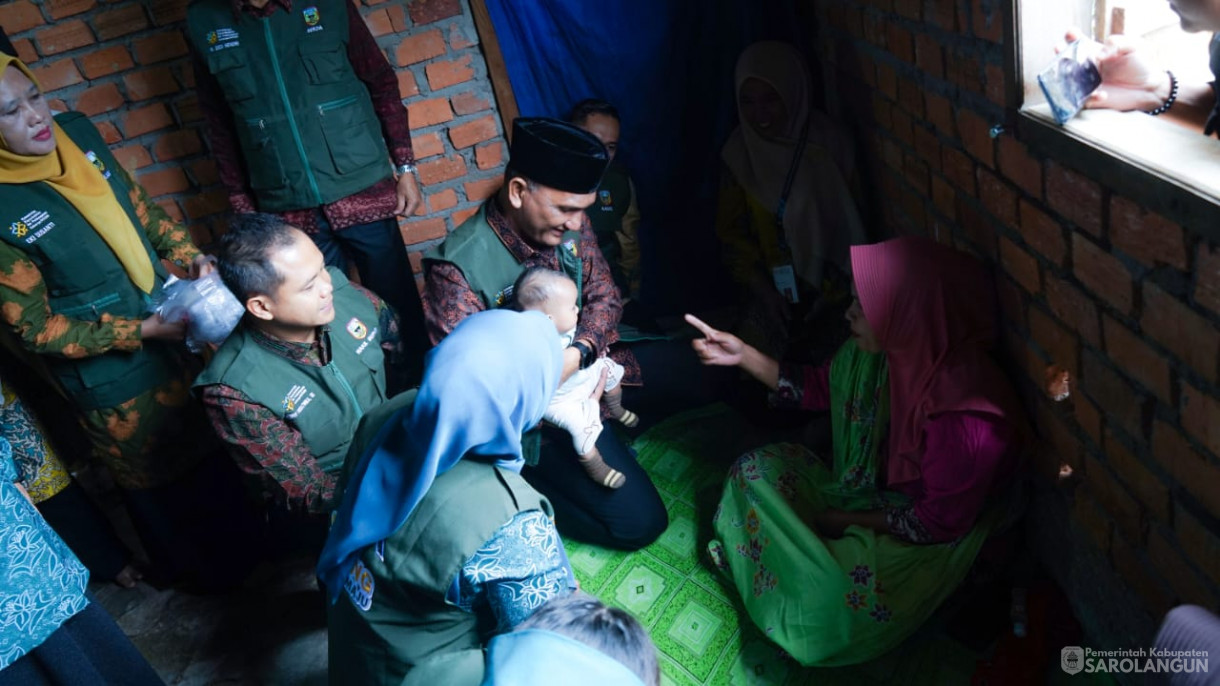 Mengunjungi Rumah Warga Resiko Stunting Sekaligus Memberikan Air Susu dan Menyuap Telur Rebus Kepada Warga yang Beresiko Stunting, Memberikan Bantuan Genting Berbakti Maju