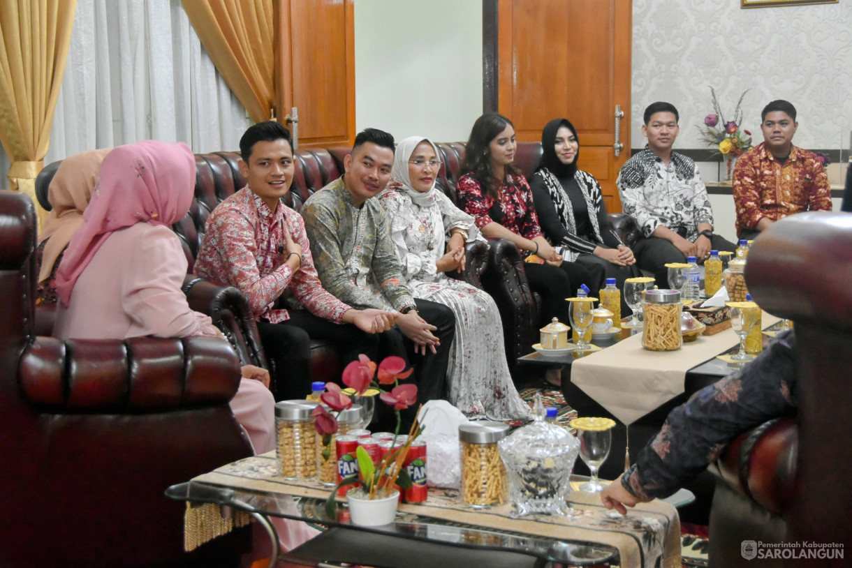 1 Juni 2024 -&nbsp;Makan Malam Bersama Finalis Bujang Gadis Kota Jambi Asal Sarolangun di Rumah Dinas Bupati Sarolangun