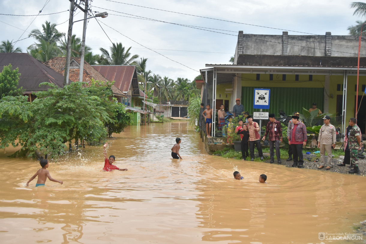 21 Desember 2023 - Meninjau Lokasi Terdampak Banjir Di Desa Pulau Pandan Kecamatan Limun