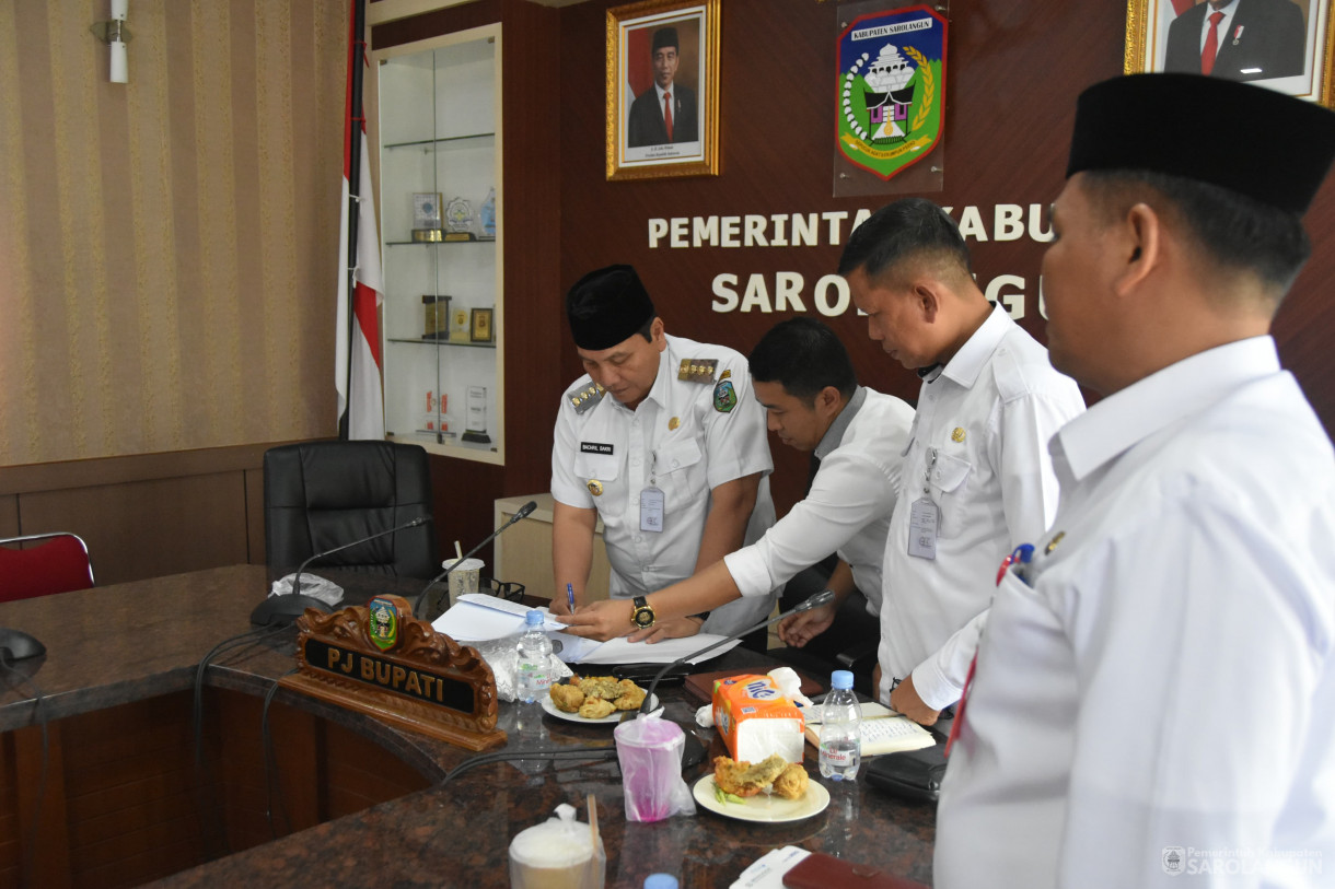 15 November 2023 - Penjabat Bupati Sarolangun Melakukan Penandatanganan Kerjasama Antara Pemkab Sarolangun Dengan Universitas Unja Di Ruang Pola Utama Kantor Bupati Sarolangun