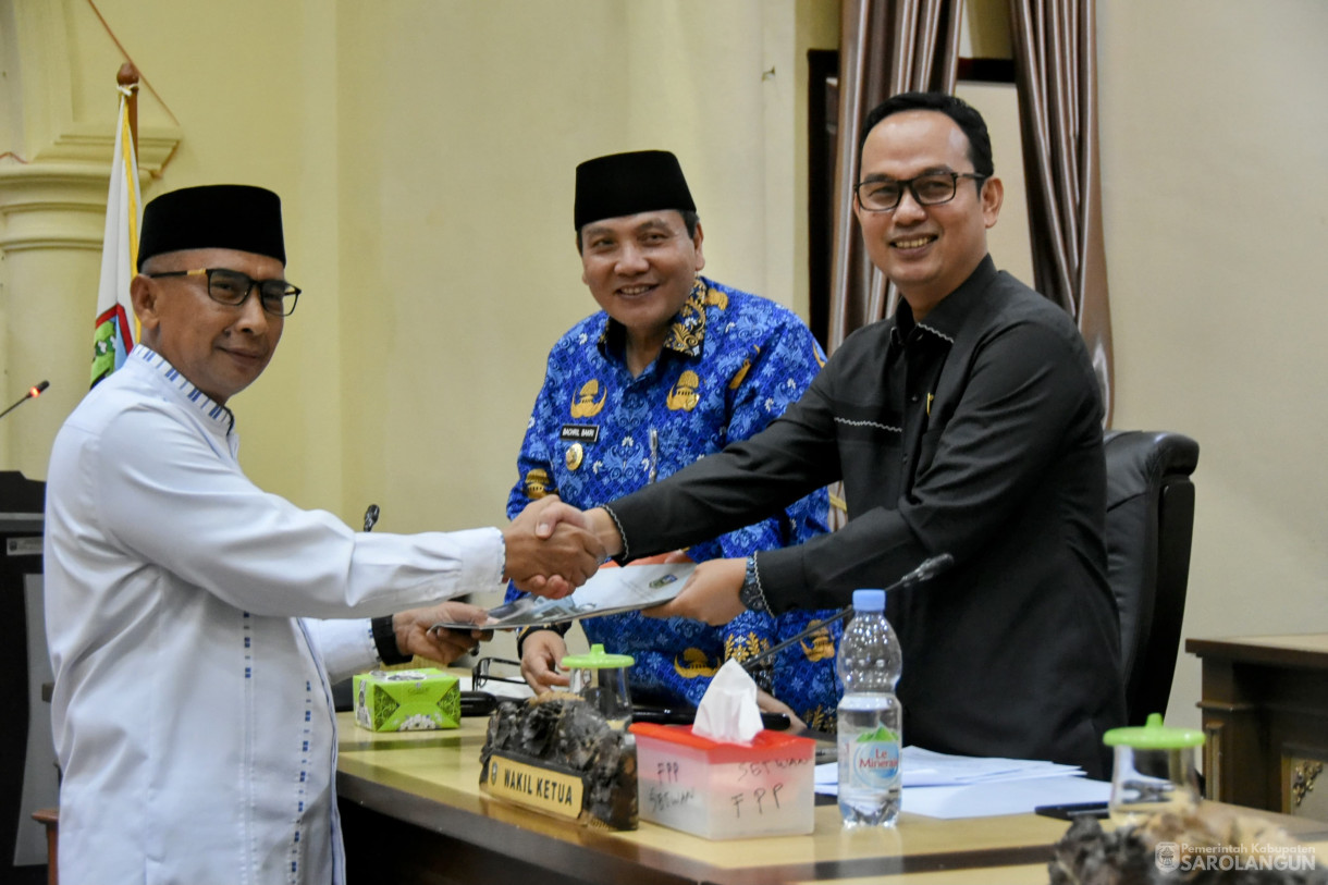 30 November 2023 - Rapat Paripurna Tingkat 1 Tahap 2 Pandangan Umum Fraksi DPRD Terhadap Ranperda Anggaran Pendapatan Dan Belanja Daerah Kabupaten Sarolangun Di Gedung DPRD Sarolangun