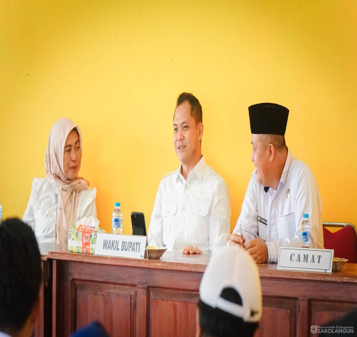 3 Juni 2026 Wakil Bupati Sarolangun Melakukan Penyerahan Secara Simbolis Bantuan Pangan dari Bapanas melalui Bulog periode Februari dan Maret 2026 untuk Kabupaten Sarolangun bertempat di Kantor Camat Batin VIII