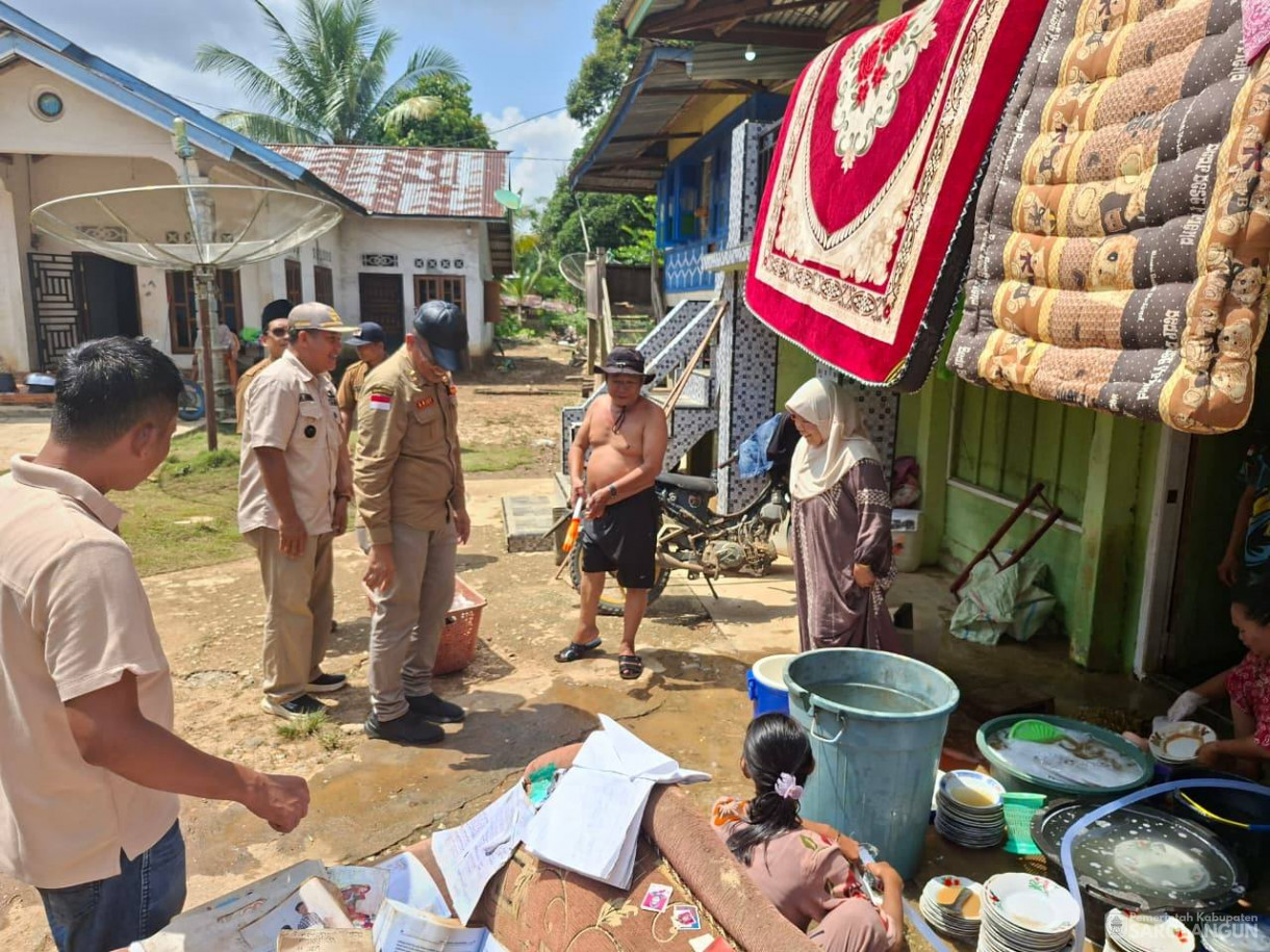 28 April 2026 Bupati Sarolangun, Wakil Bupati Sarolangun, dan Sekretaris Daerah Kabupaten Sarolangun meninjau sejumlah lokasi terdampak banjir sekaligus menyalurkan bantuan kepada masyarakat yang terdampak banjir di wilayah kabupaten sarolangun