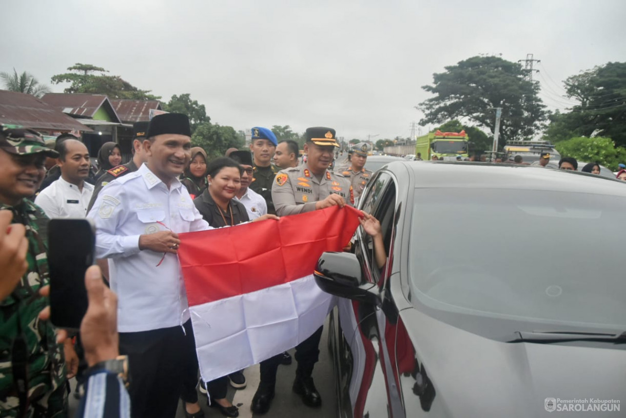 13 Agustus 2025 - Pembagian Bendera Merah Putih Kepada Masyarakat Dalam Rangka HUT RI Ke 80 di Depan Bank Jambi