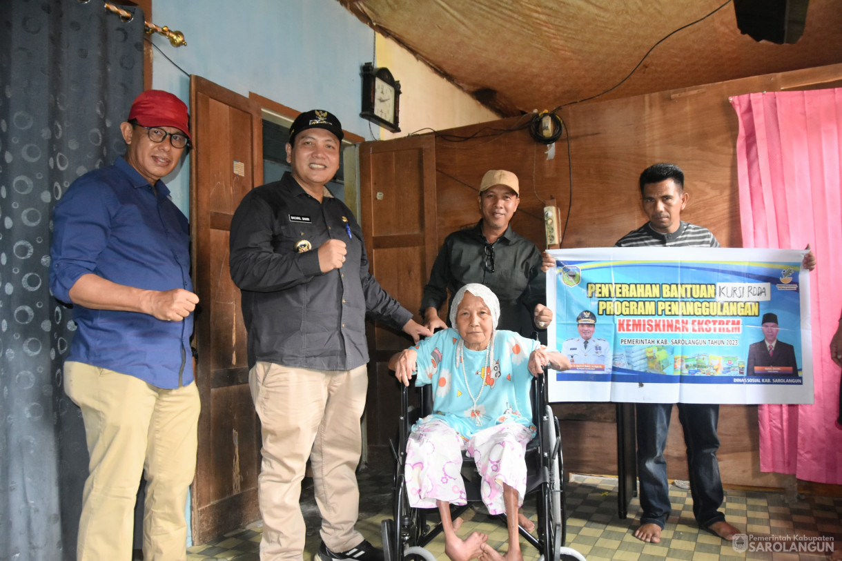 12 November 2023 - Penjabat Bupati Sarolangun Menyerahkan Bantuan Kursi Roda Kepada Penyandang Disabilitas Warga RT 13 Sri Pelayang Kelurahan Sark